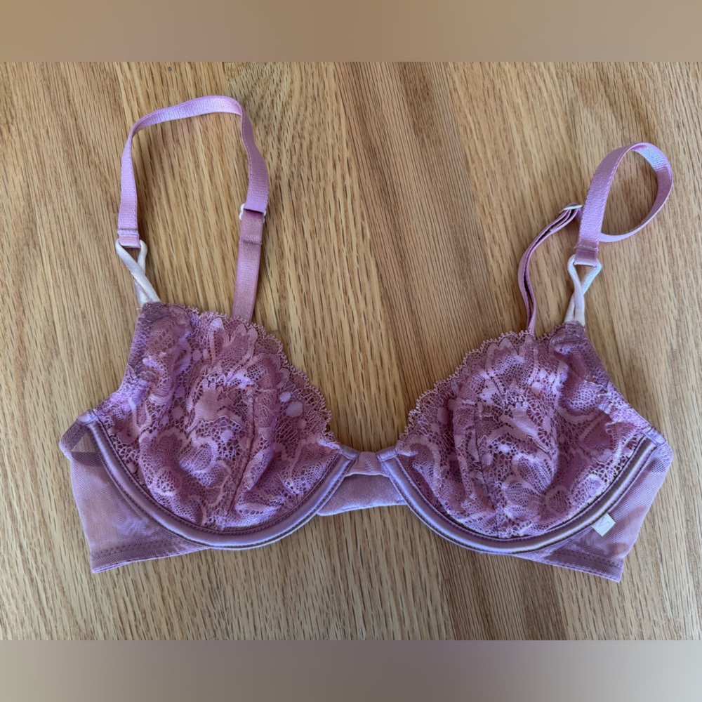 Victoria's Secret Lace Underwire Bra in Pink